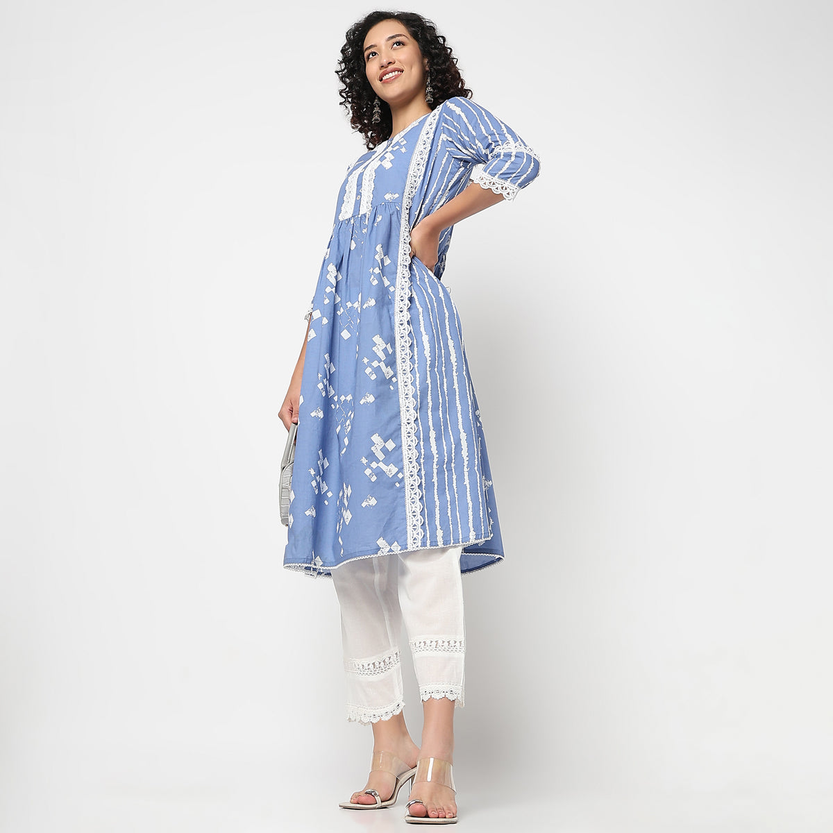 Straight Fit Solid Ankle Length Mid Rise Pants