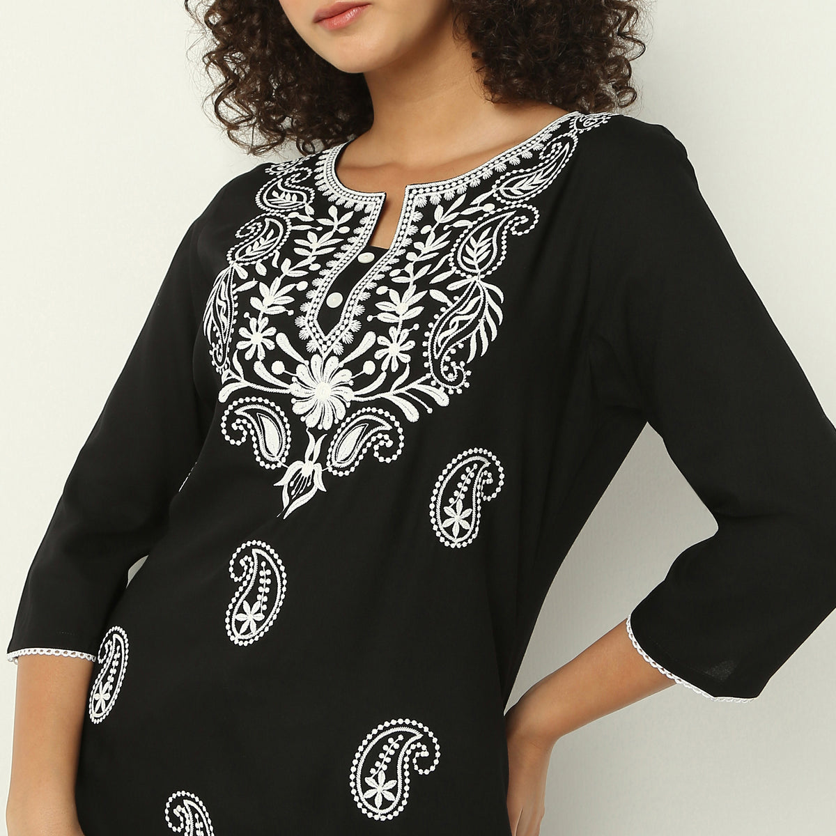 Straight Fit Embroidered Round Neck Kurta