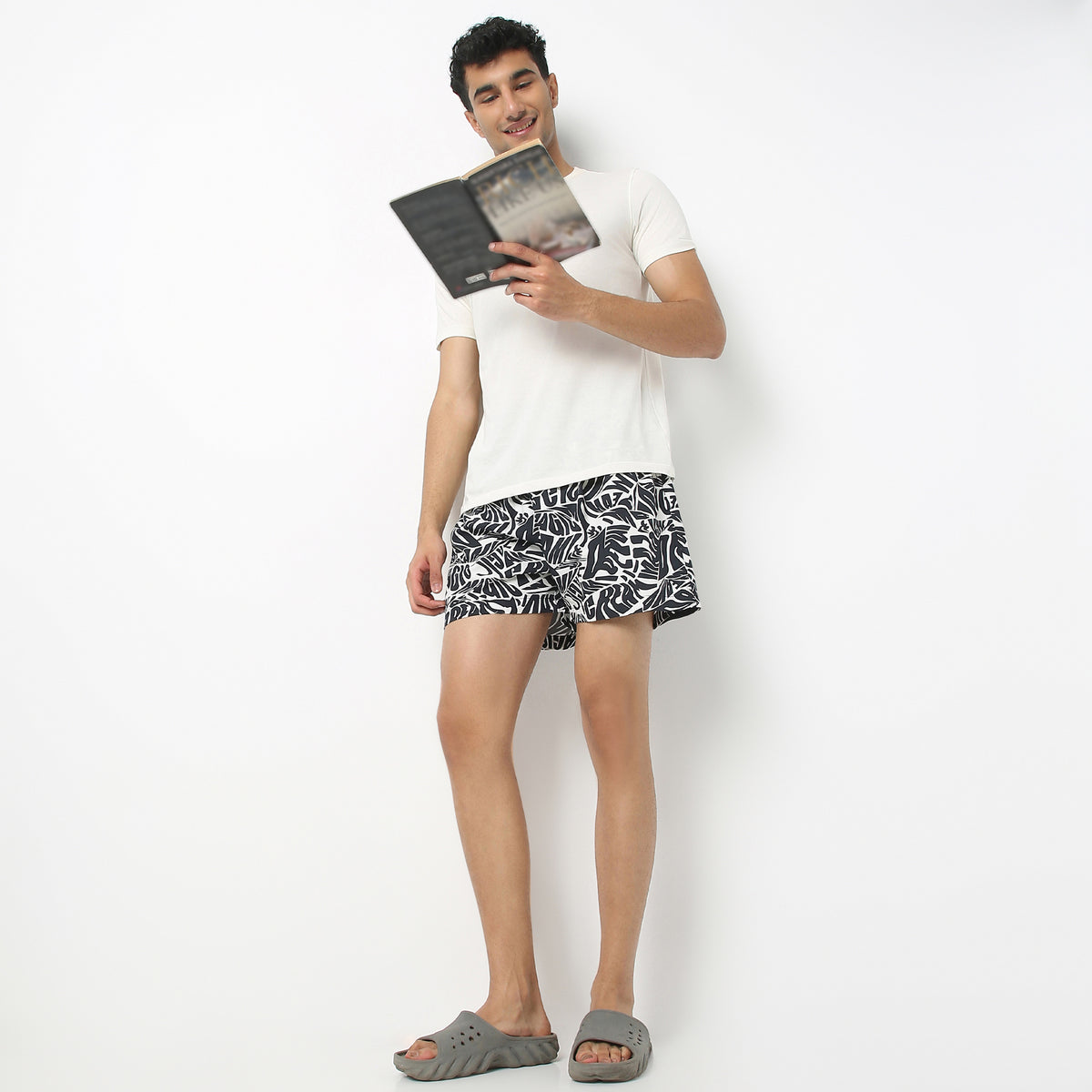 Regular Fit Printed Above Knee Mid Rise Shorts