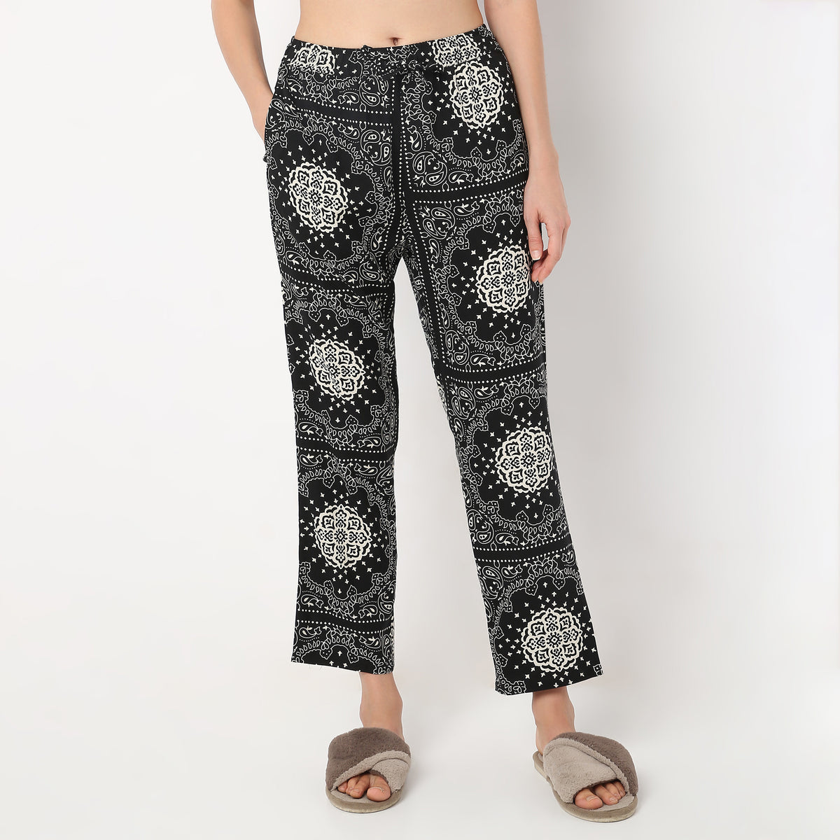 Regular Fit Printed Ankle Length Mid Rise Pyjamas