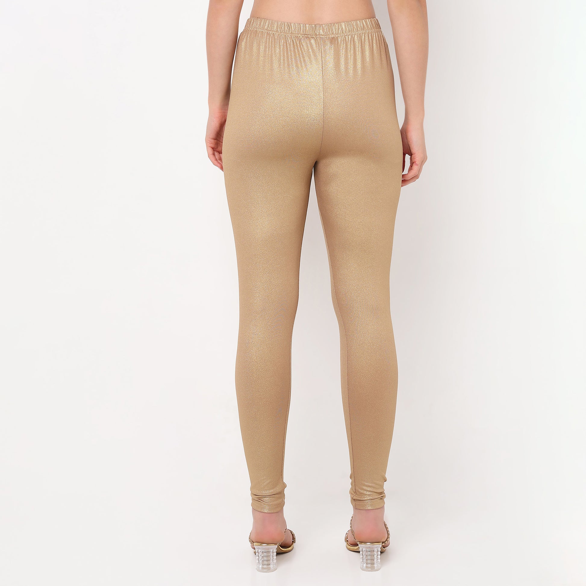 Women Wearing Slim Fit Solid Mid Rise Legging