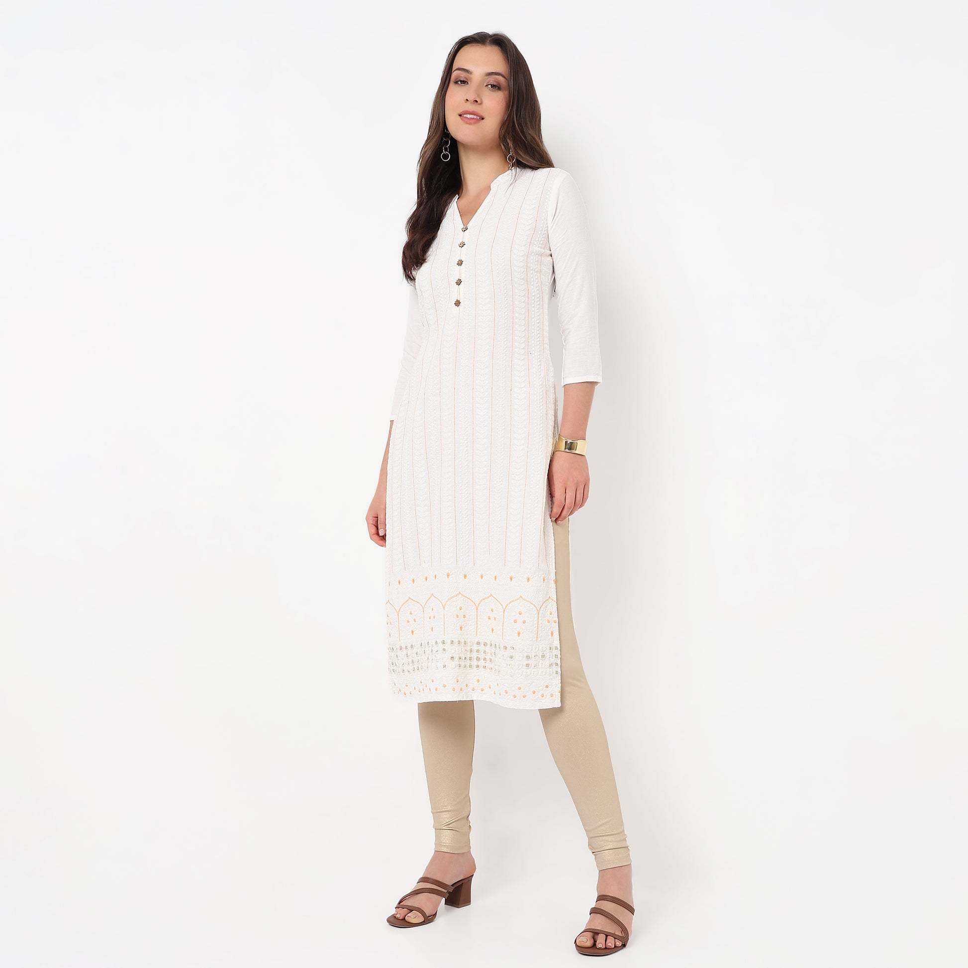 Women Wearing Slim Fit Solid Mid Rise Legging