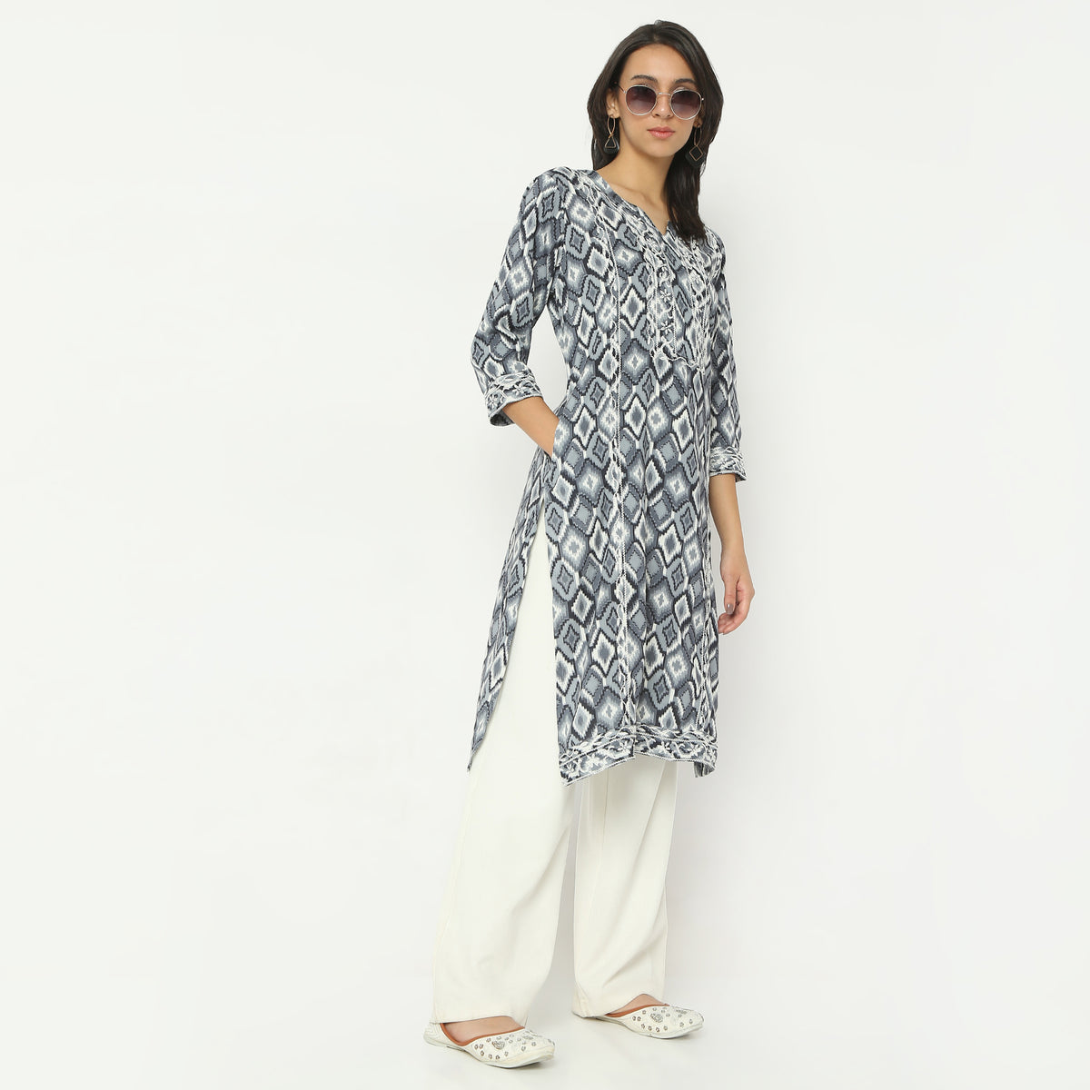 Straight Fit Floral Round Neck Knee Length Kurta