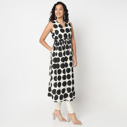 Polka Dot Print V-Neck Sleeveless Kurta 