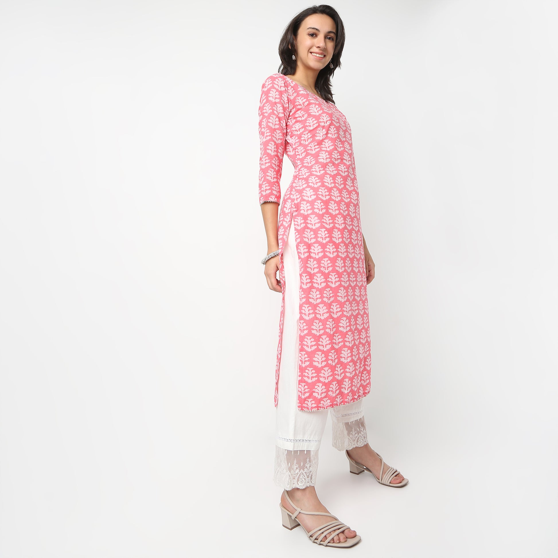 Straight Fit Solid Ankle Length Mid Rise Pants