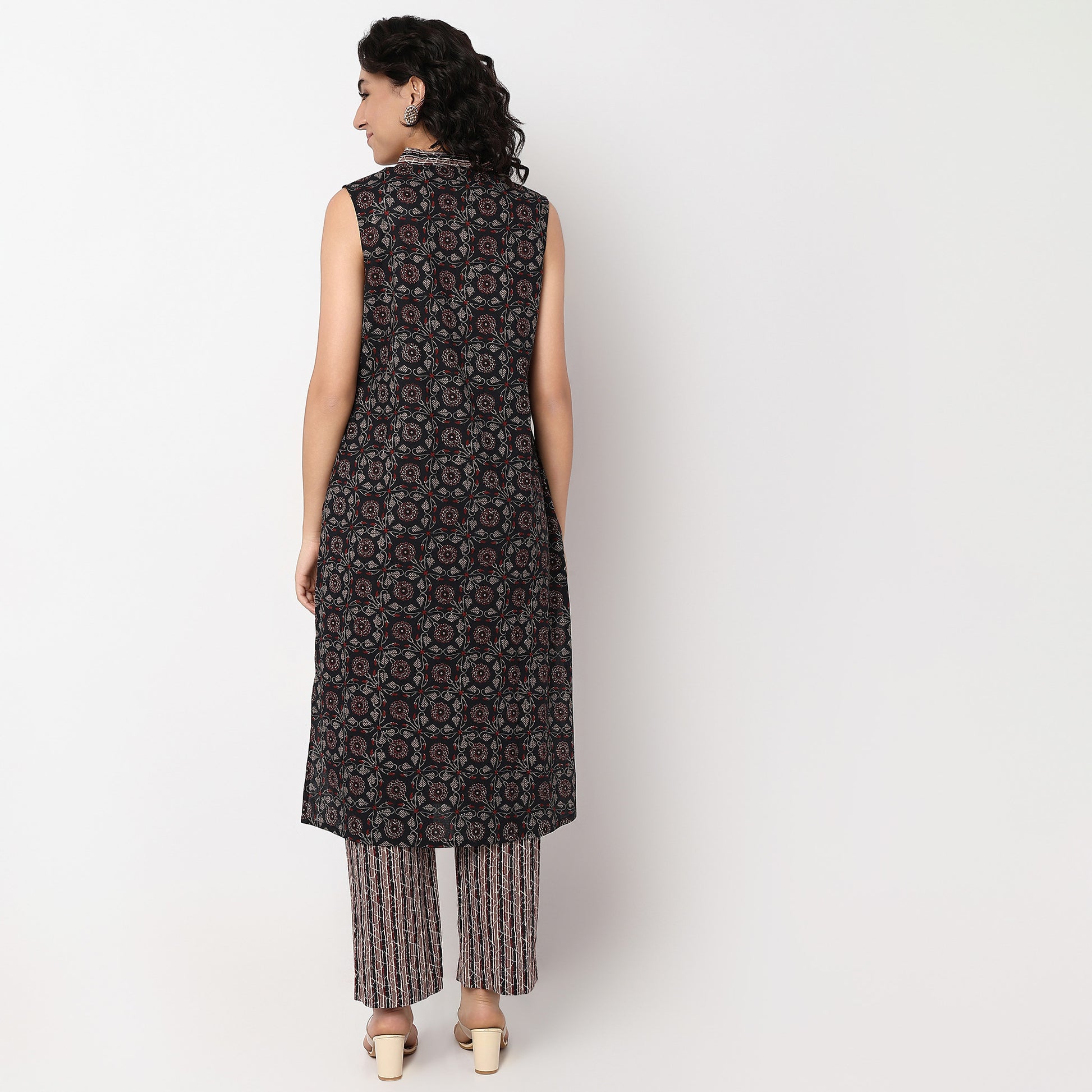 Floral Print V-Neck Straight Sleeveless Kurta With Pant Set