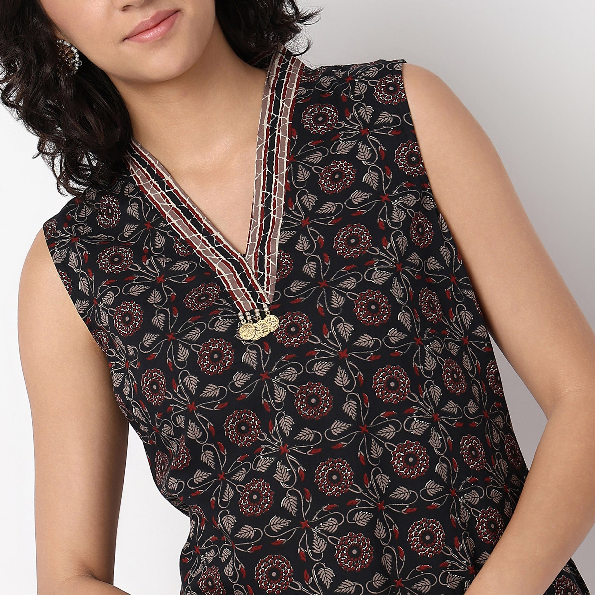 Floral Print V-Neck Straight Sleeveless Kurta With Pant Set