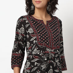Buy Women Straight Fit Printed Three-Fourth Sleeve Kurta with Pant Set  - Style Union