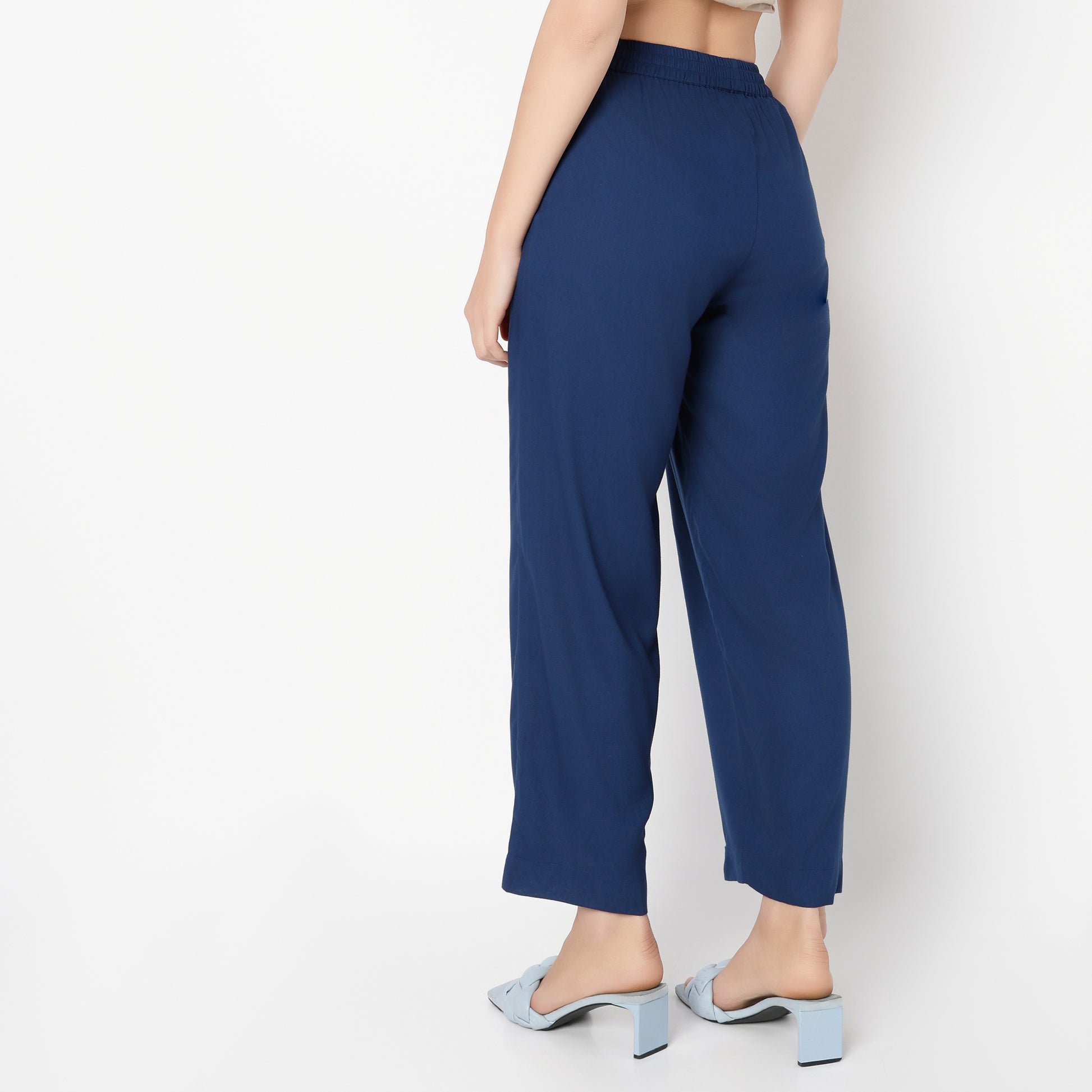Straight Fit Solid Ankle Length Mid Rise Pants