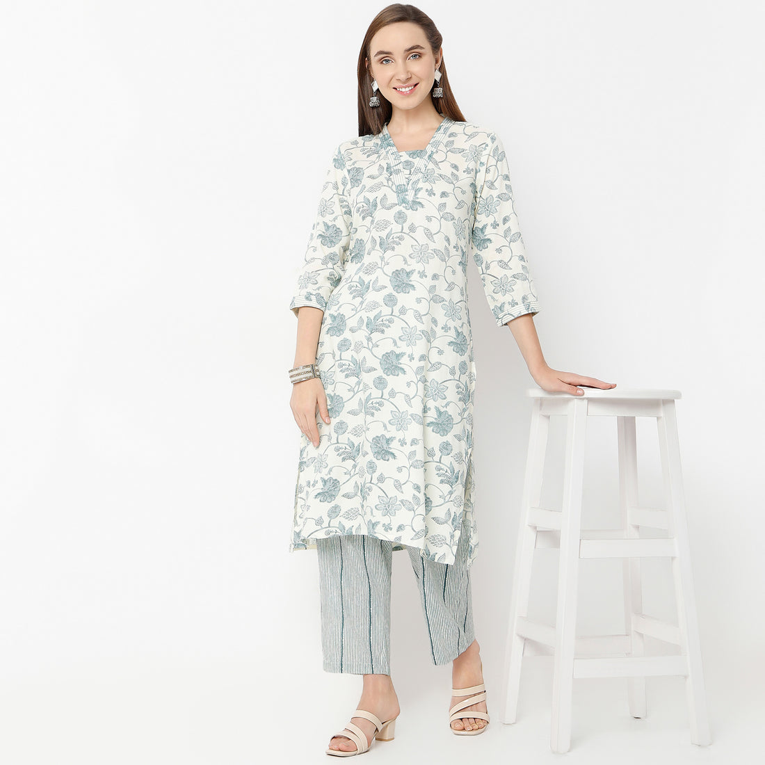Straight Fit Printed Ankle Length Mid Rise Pants