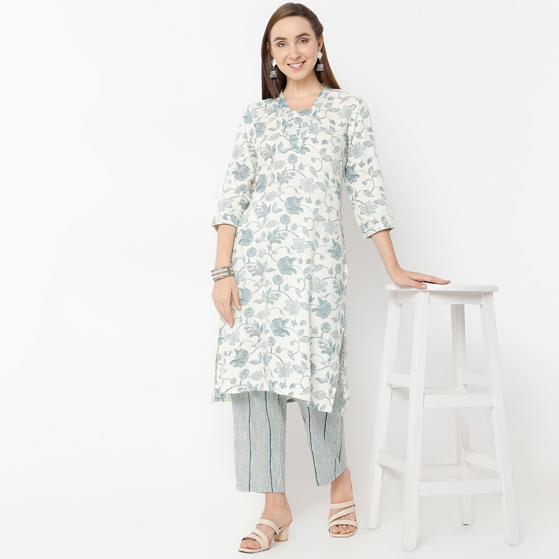 Straight Fit Printed Ankle Length Mid Rise Pants