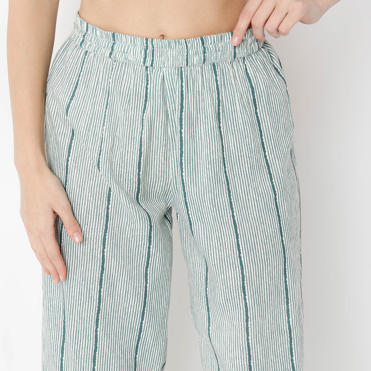 Straight Fit Printed Ankle Length Mid Rise Pants