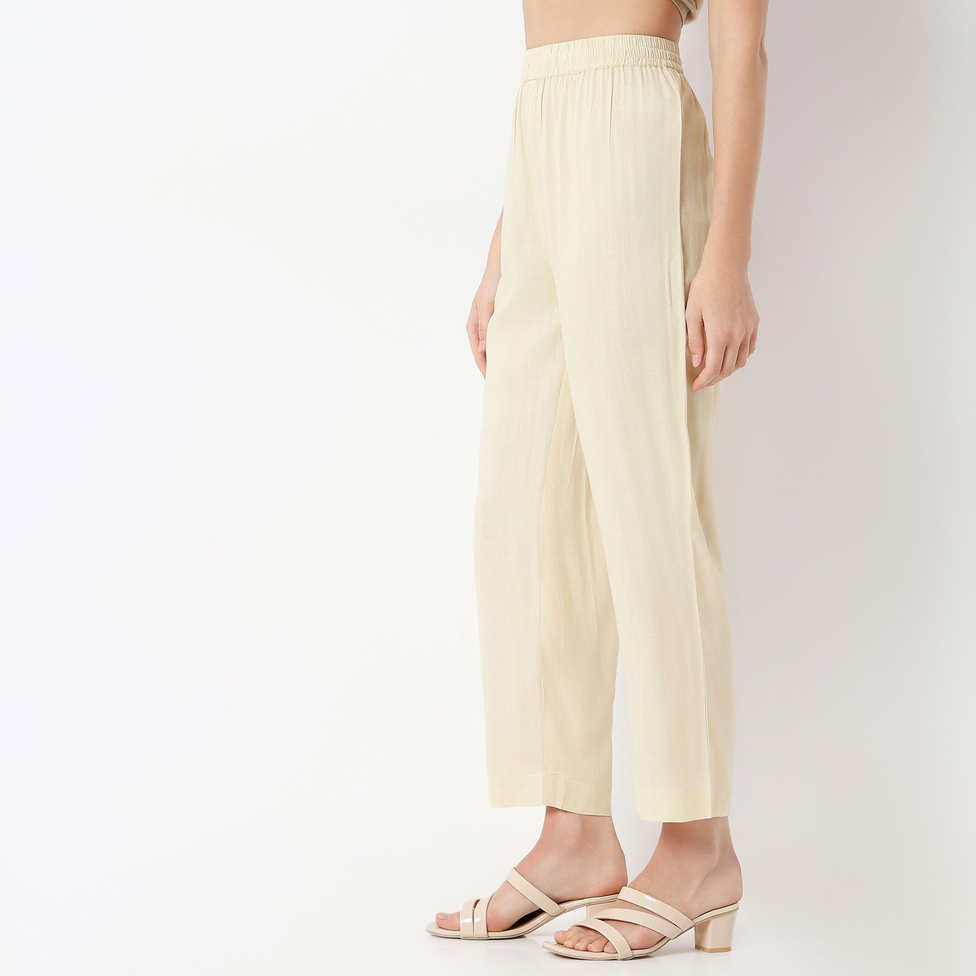 Straight Fit Solid Ankle Length Mid Rise Pants