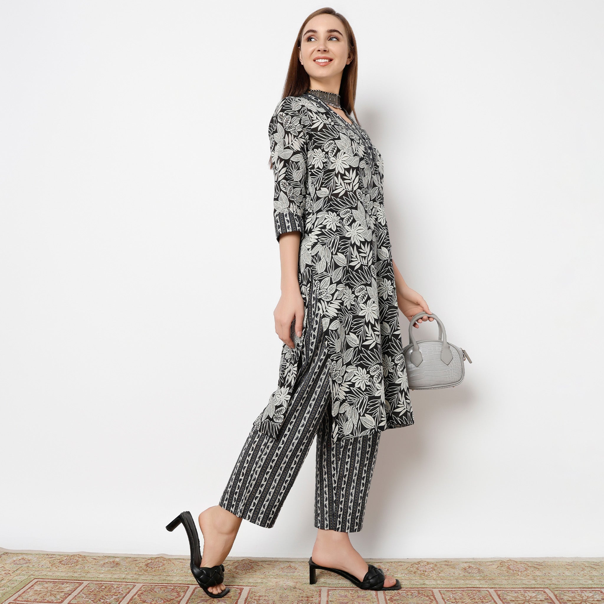 Straight Fit Printed Ankle Length Mid Rise Pants