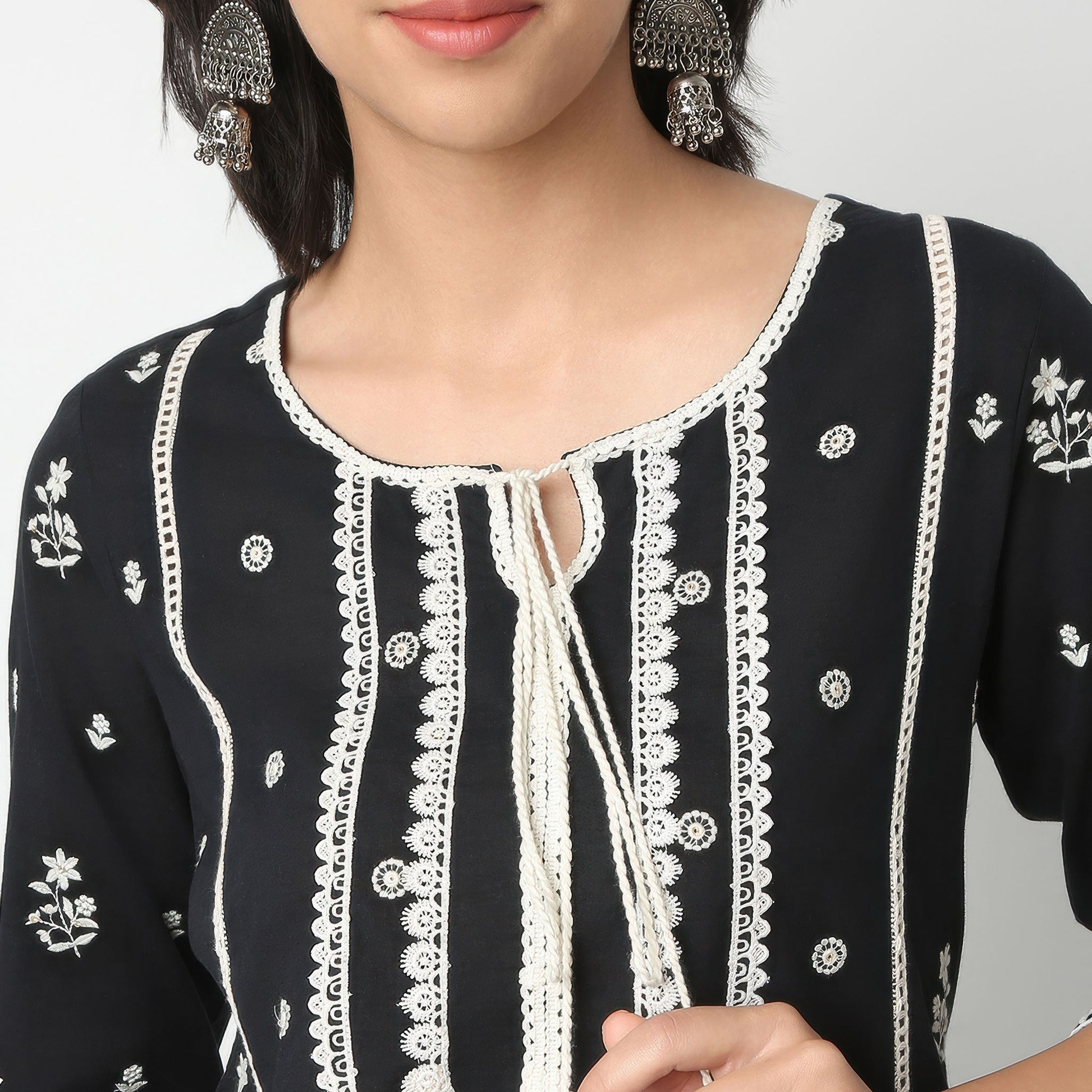 Straight Fit Embroidered Round Neck Kurta