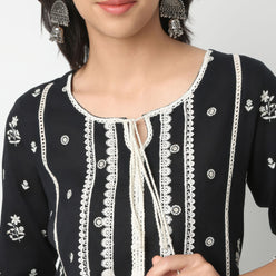 Straight Fit Embroidered Round Neck Kurta