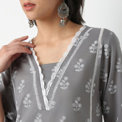 Straight Fit Printed V-Neck Kurta