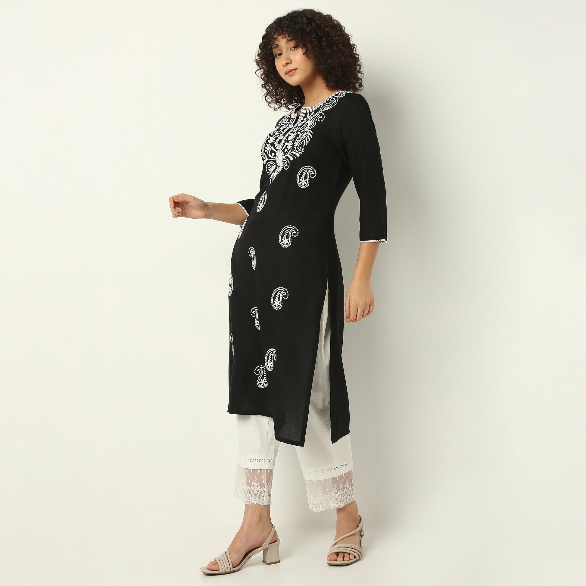 Straight Fit Embroidered Round Neck Kurta