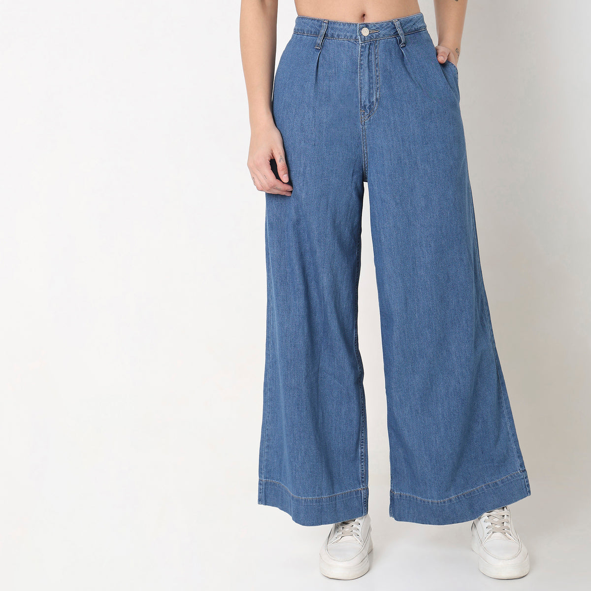 Women Wearing Wide Leg Solid High Rise Jean