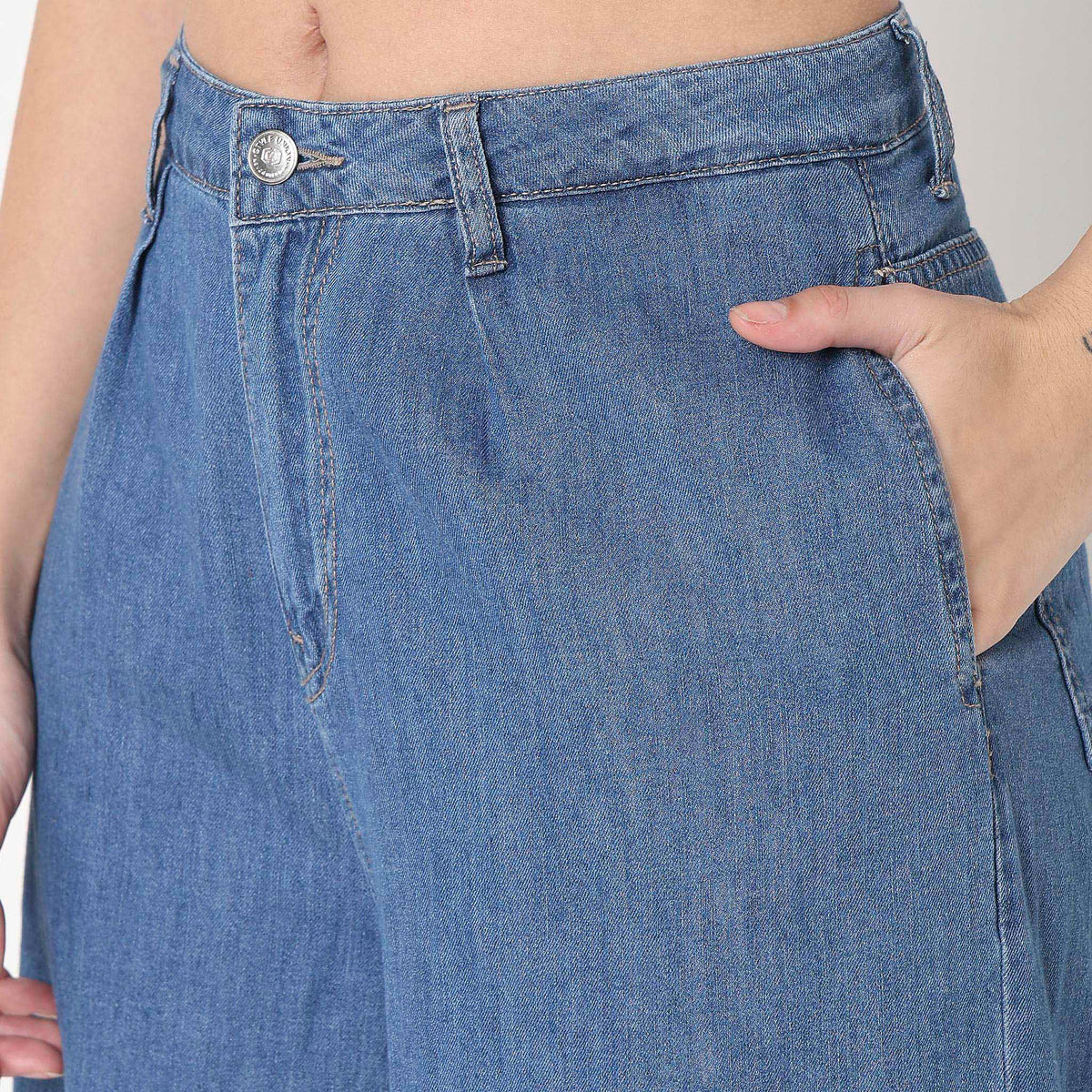 Women Wearing Wide Leg Solid High Rise Jean