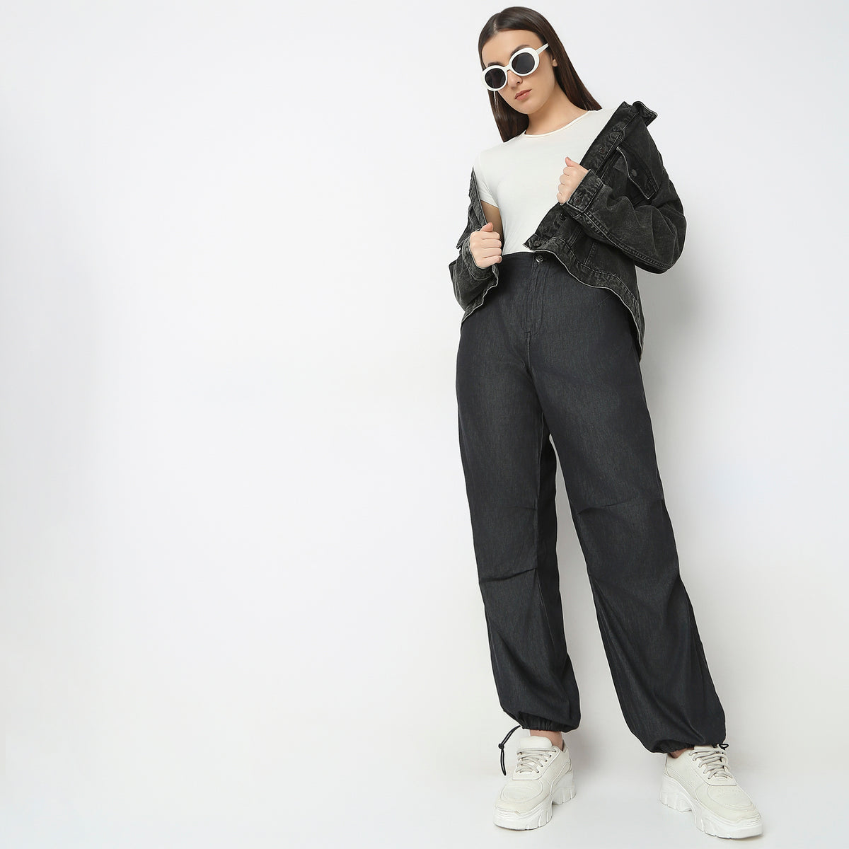 Regular Fit Solid Mid Rise Parachute Pant