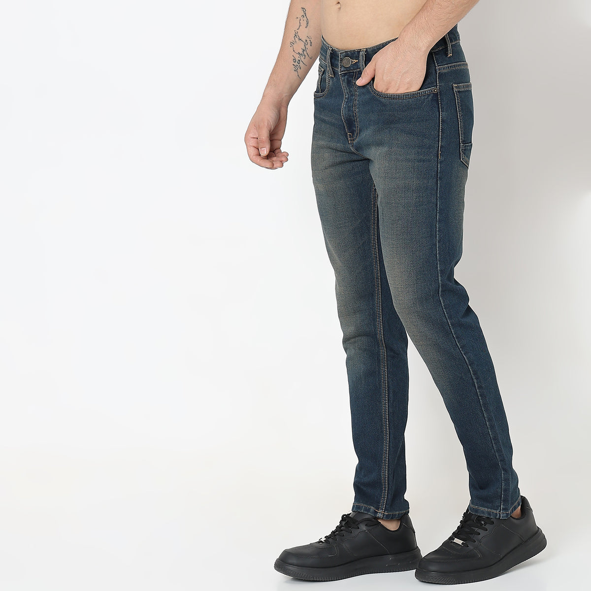 Comfort Fit Solid Mid Rise Jeans