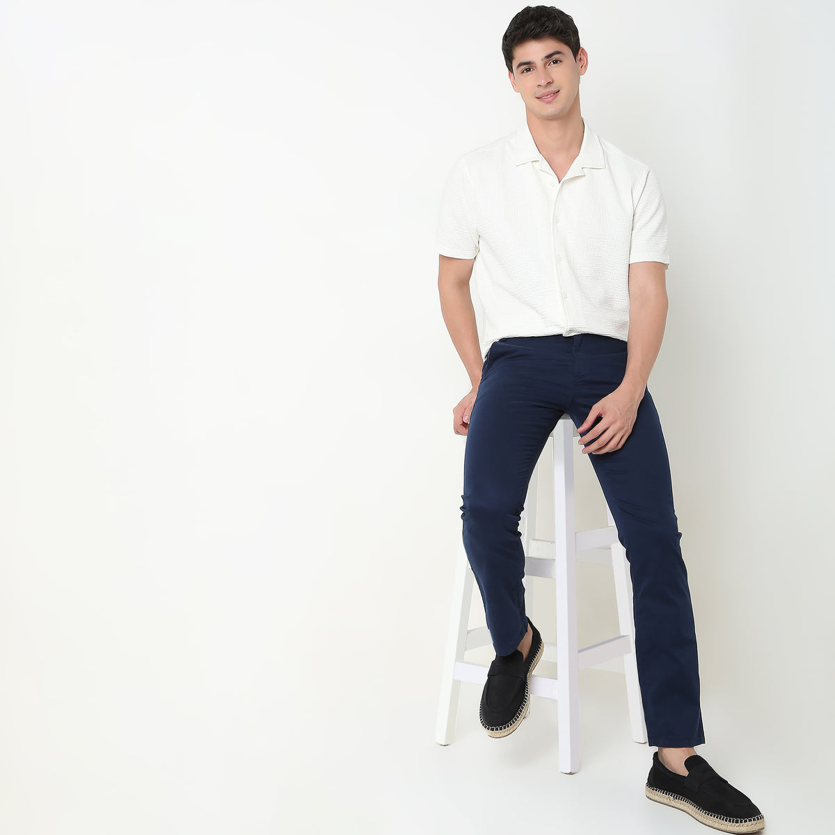 Regular Fit Solid Mid Rise Chinos