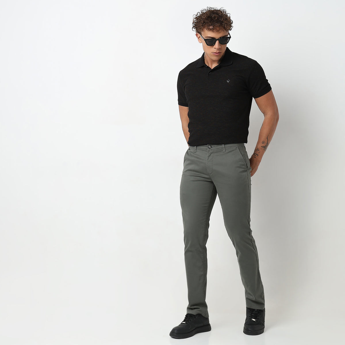 Regular Fit Solid Mid Rise Chinos