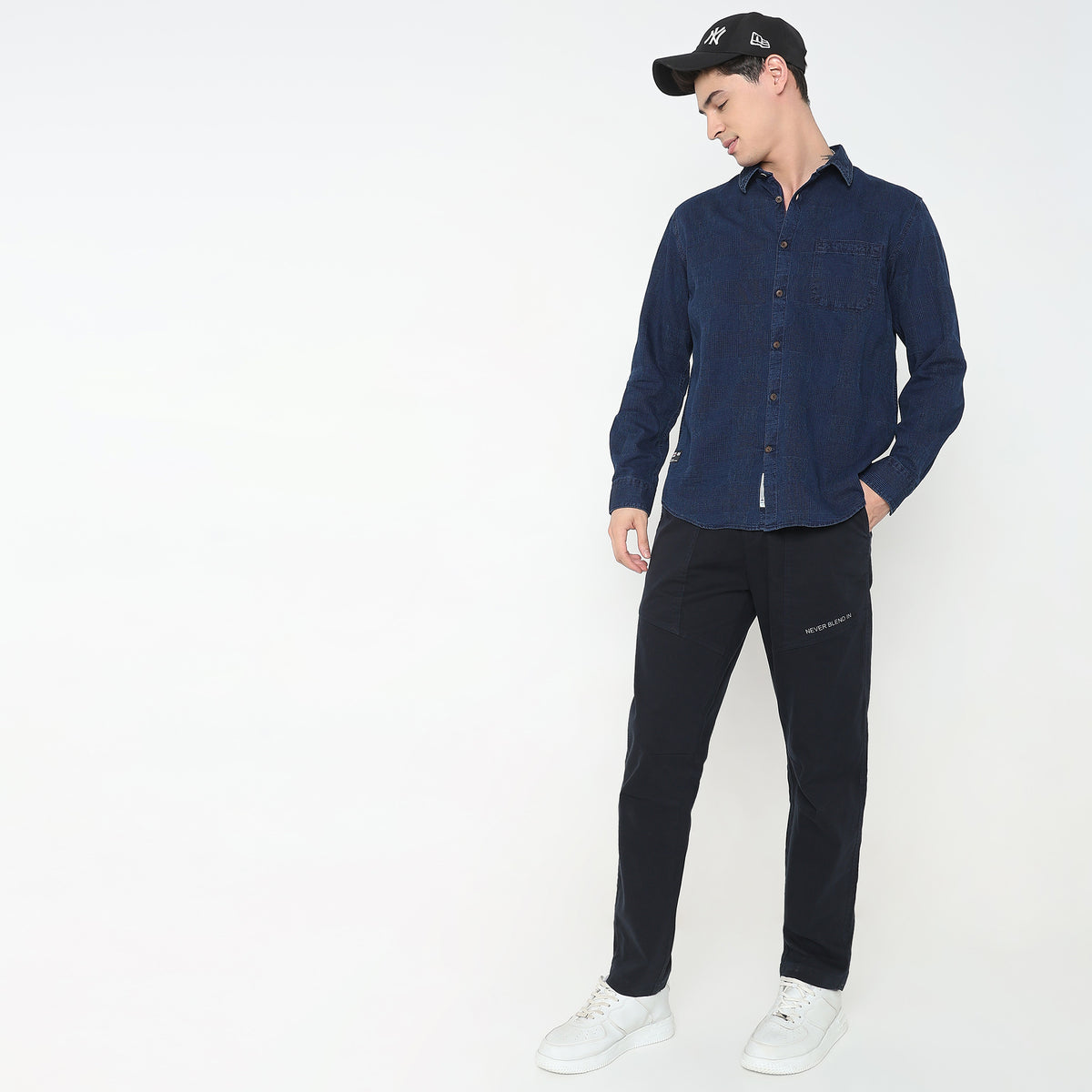 Regular Fit Solid Mid Rise Pants