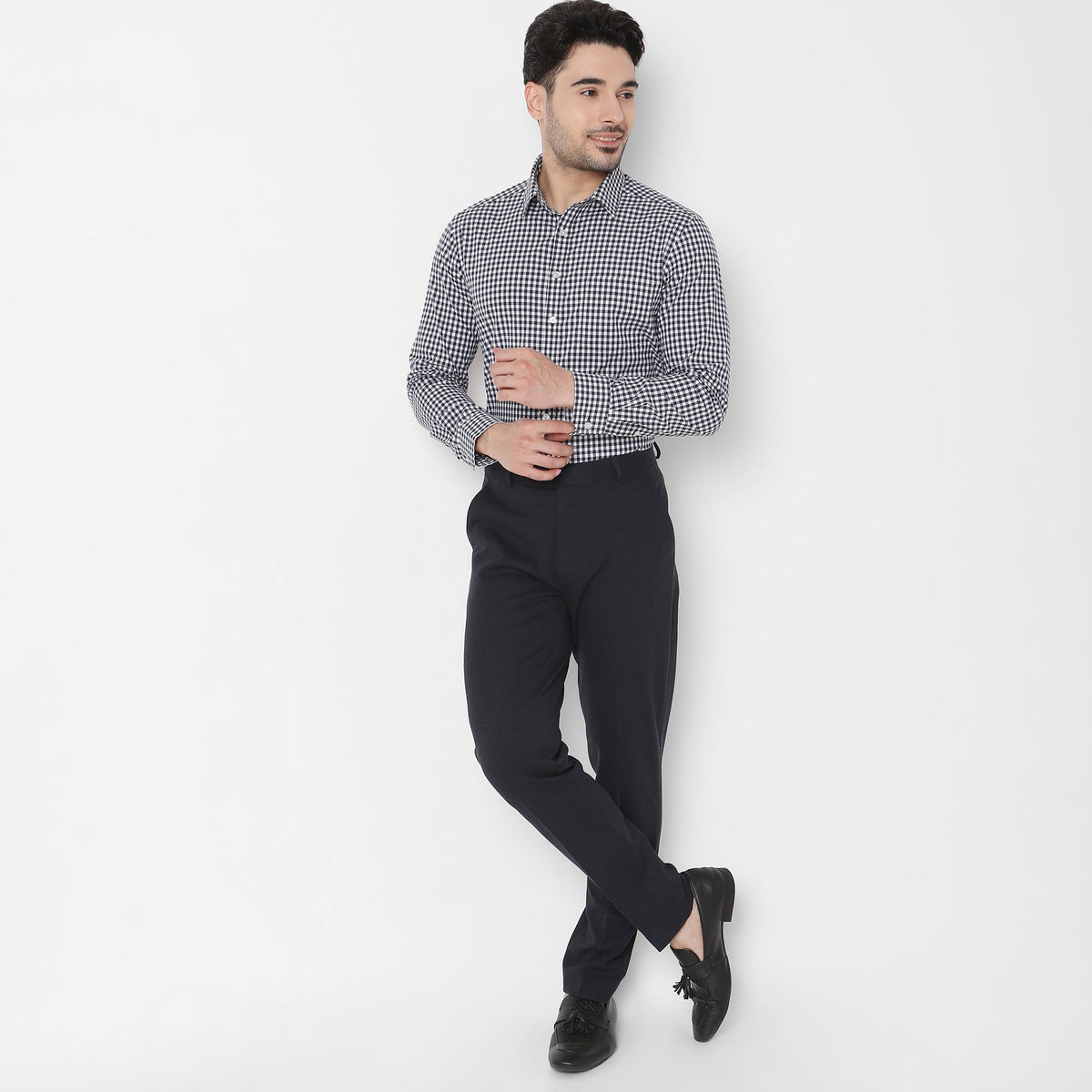 Regular Fit Solid Mid Rise Trousers