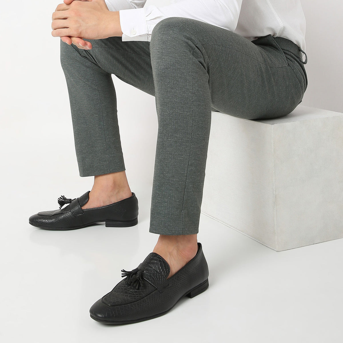 Regular Fit Solid Mid Rise Trousers