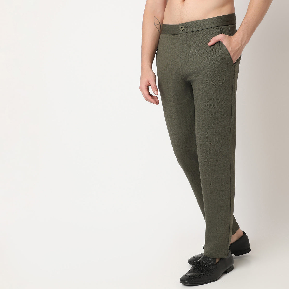 Regular Fit Solid Mid Rise Trousers