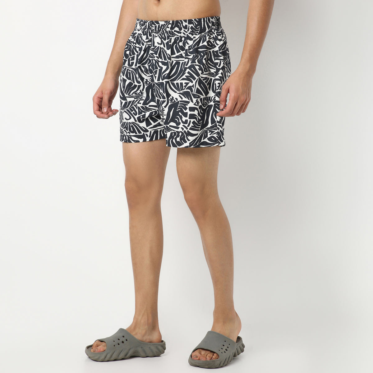 Regular Fit Printed Above Knee Mid Rise Shorts
