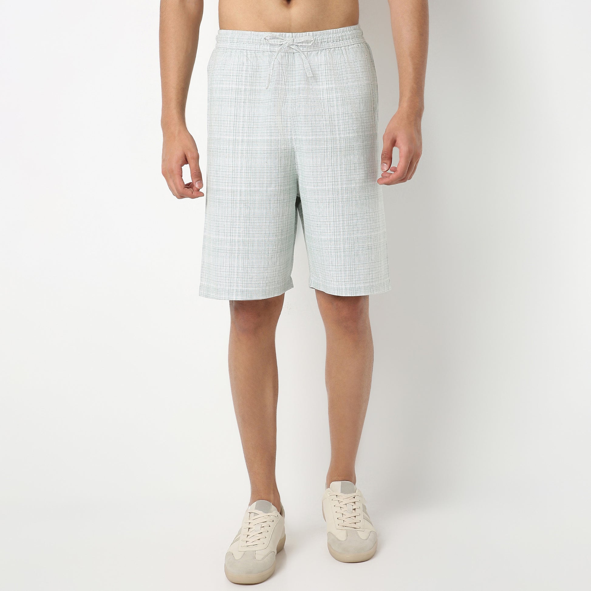Regular Fit Solid Above Knee Mid Rise Shorts