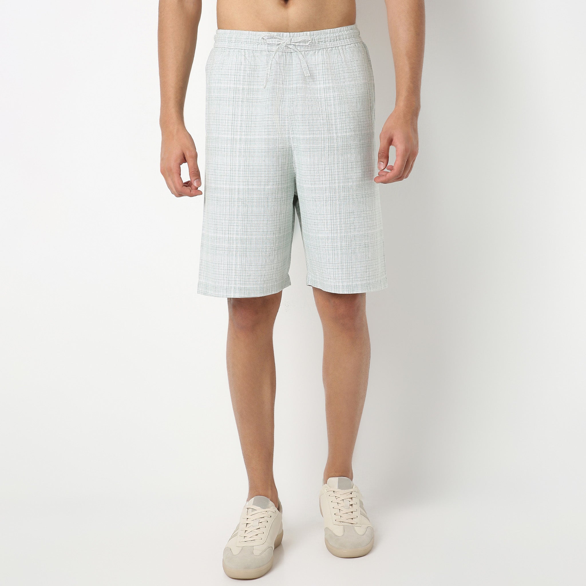 Regular Fit Solid Above Knee Mid Rise Shorts