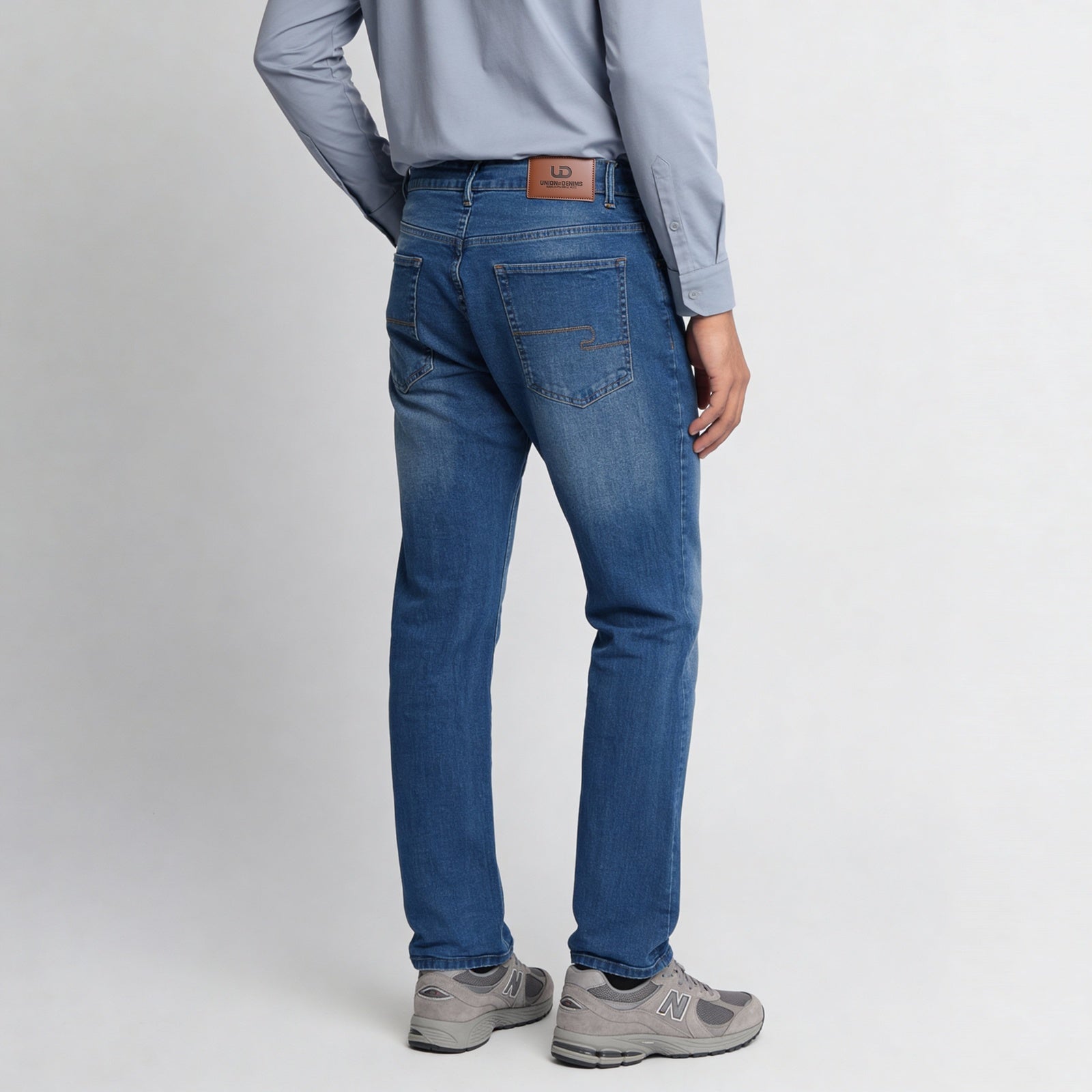 Relaxed Fit Essentials Jeans