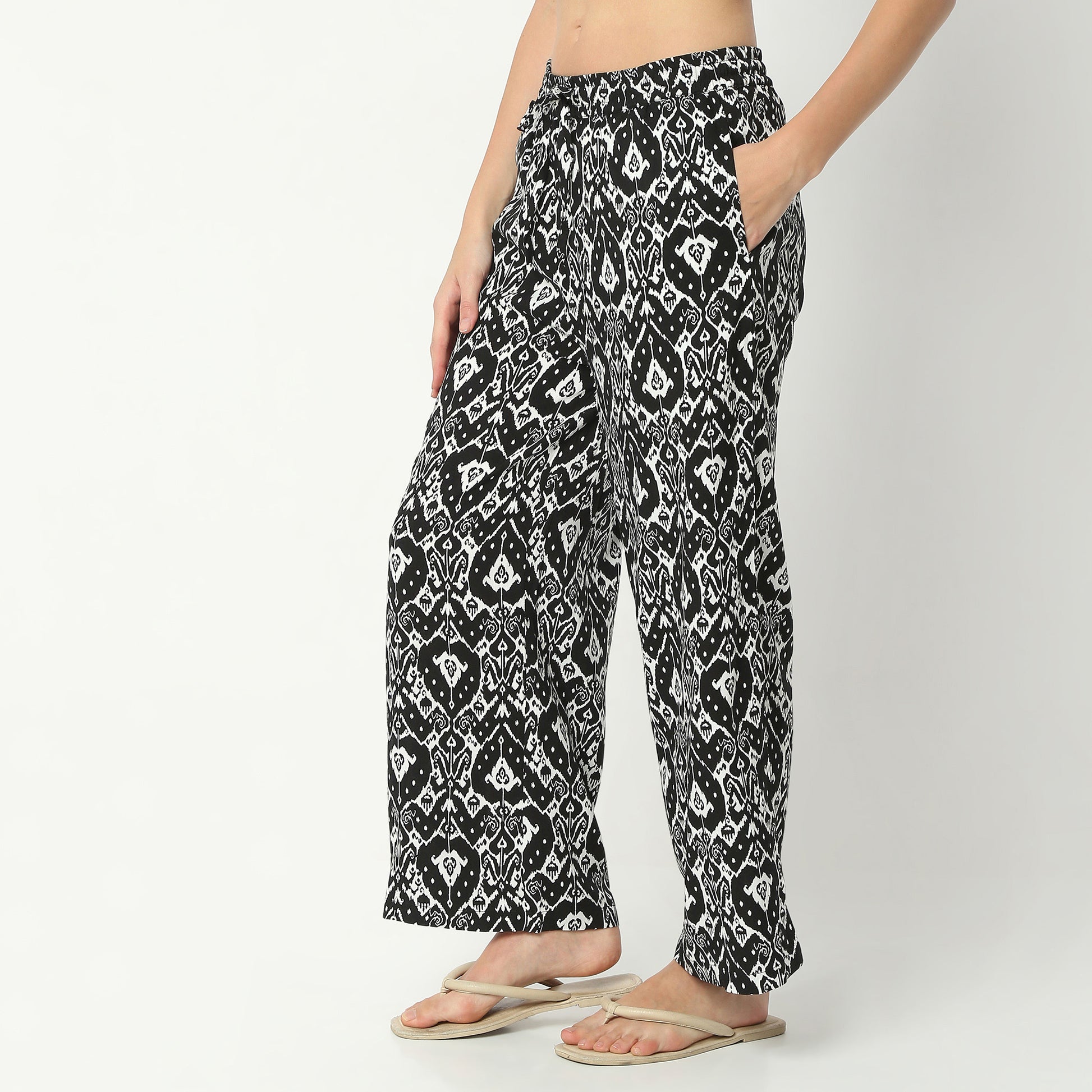 Regular Fit Printed Ankle Length Mid Rise Pyjamas