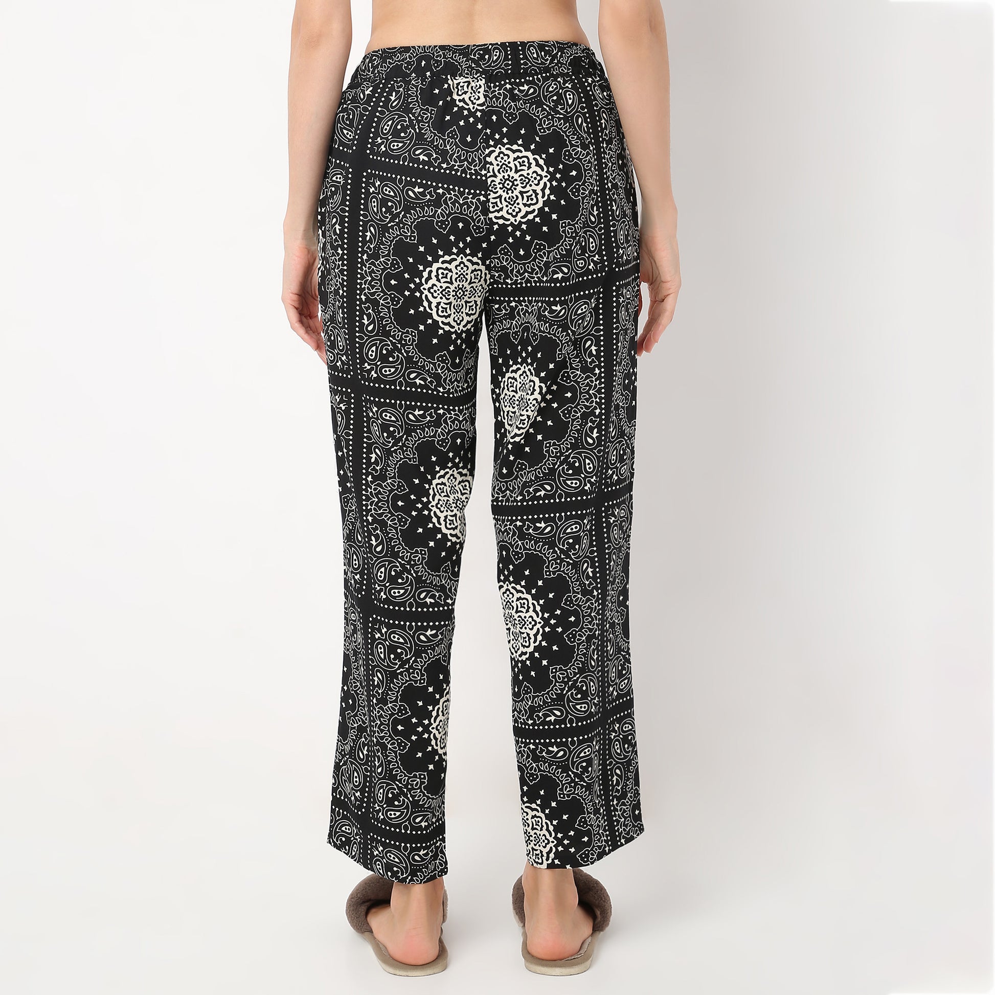 Regular Fit Printed Ankle Length Mid Rise Pyjamas