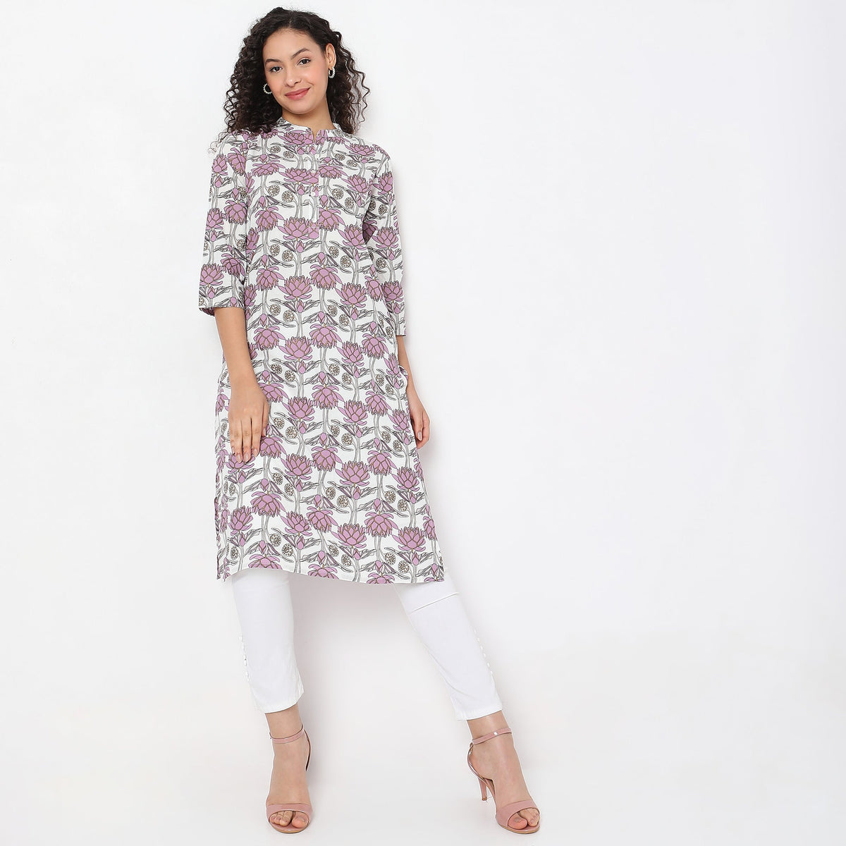 Women Wearing Straight Fit Printed Kurta