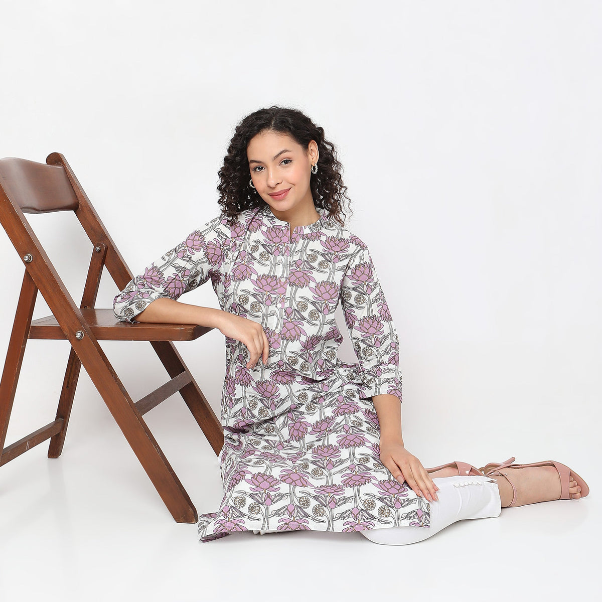 Women Wearing Straight Fit Printed Kurta