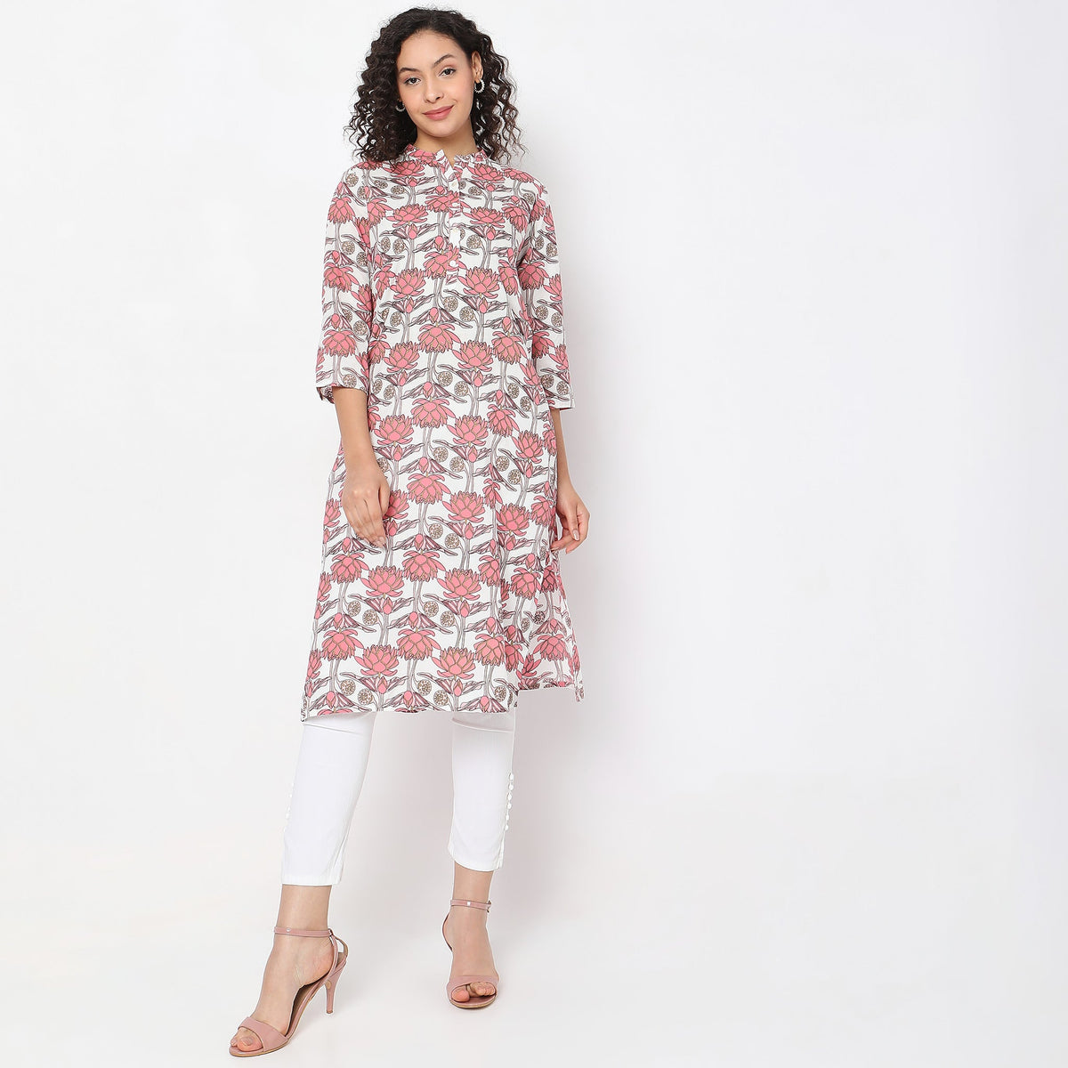 Women Wearing Straight Fit Printed Kurta