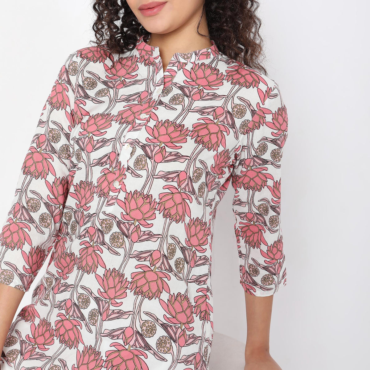 Women Wearing Straight Fit Printed Kurta