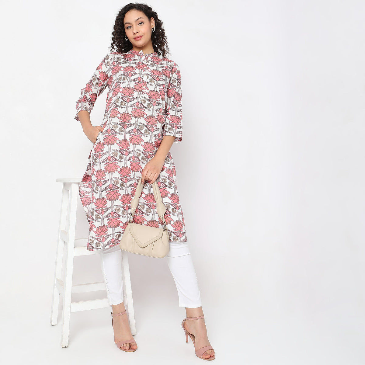 Women Wearing Straight Fit Printed Kurta