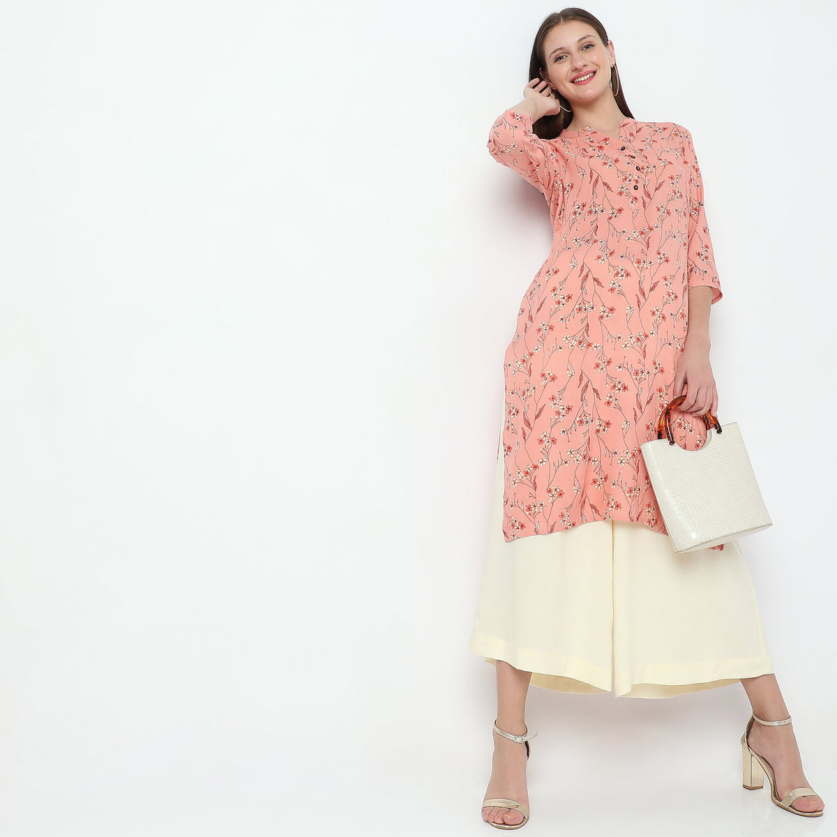 Women Wearing Straight Fit Printed Kurta