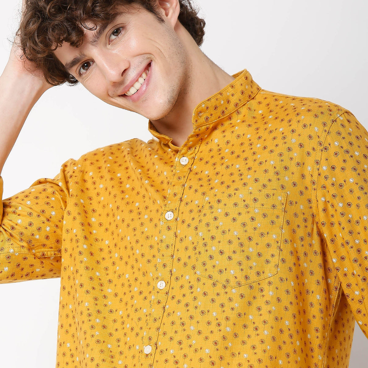 Men Wearing Slim Fit Printed Shirt