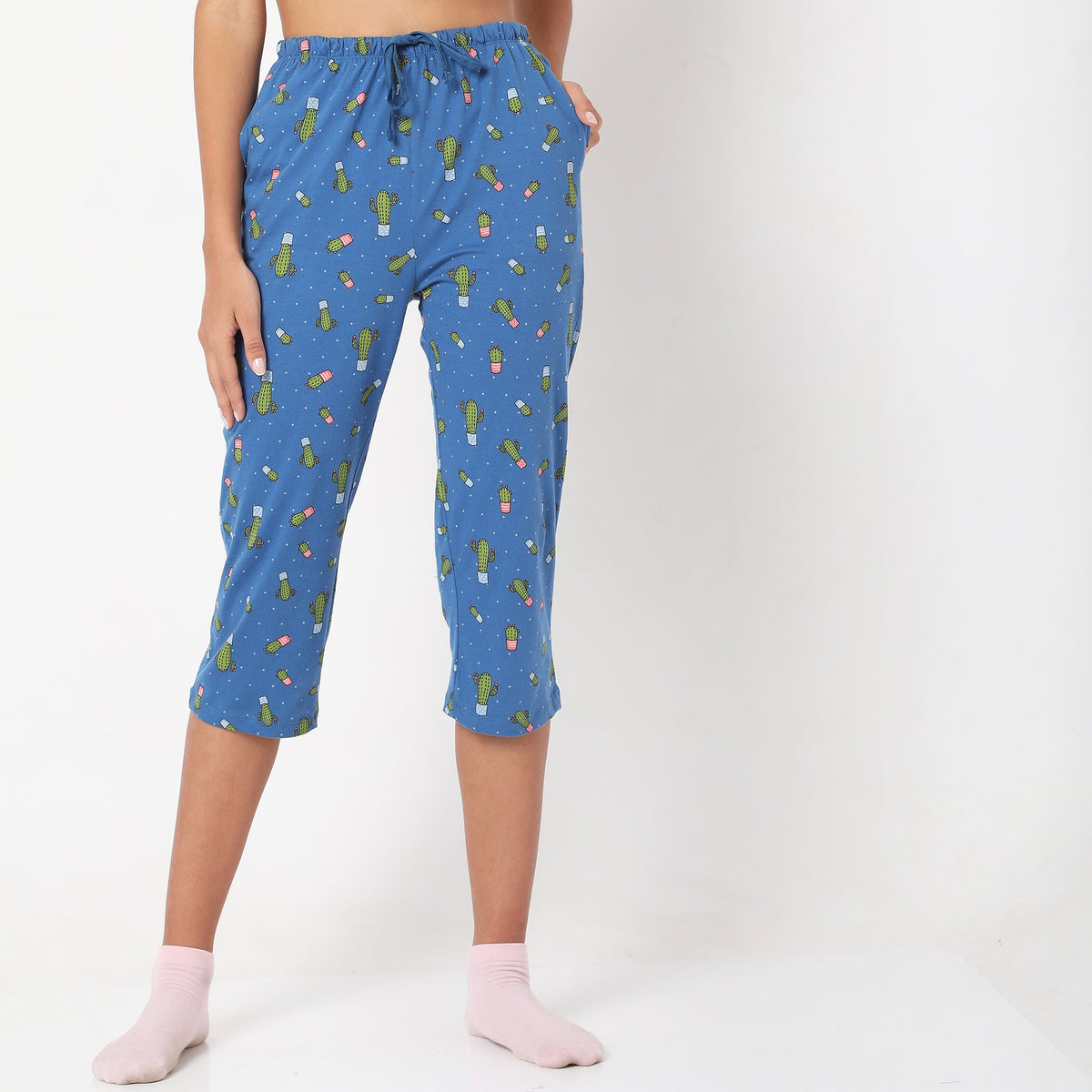 Women Wearing Regular Fit Printed Mid Rise Capri