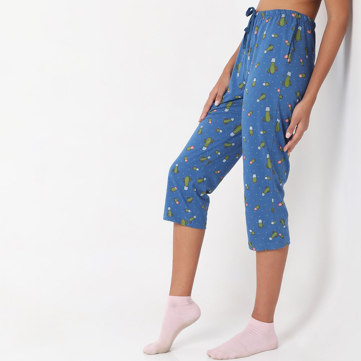 Women Wearing Regular Fit Printed Mid Rise Capri