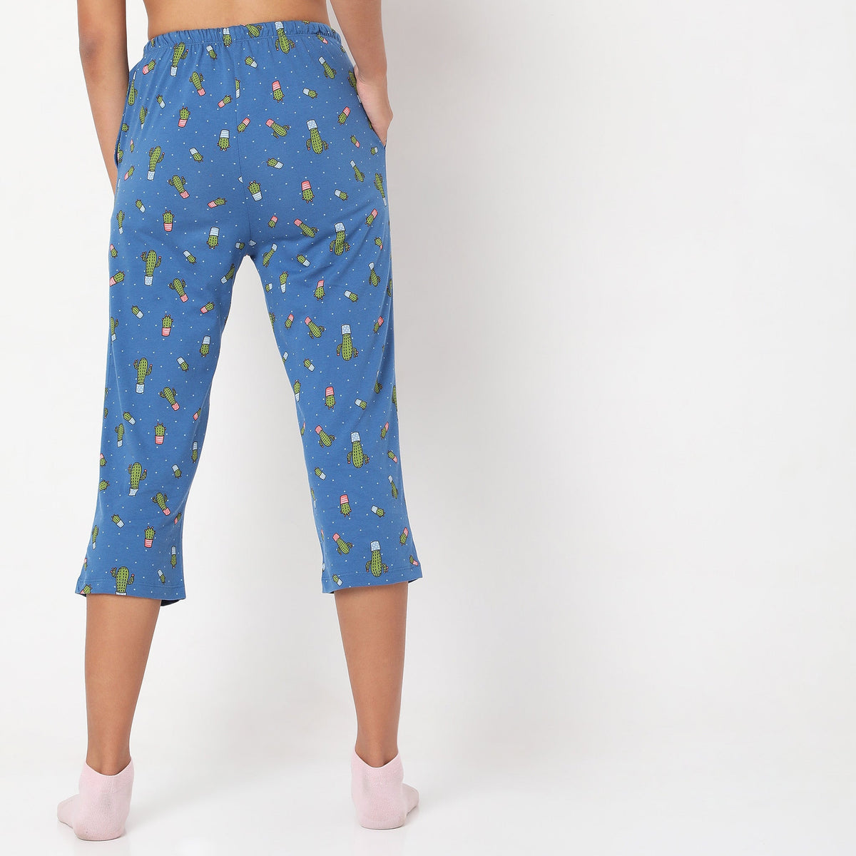 Women Wearing Regular Fit Printed Mid Rise Capri