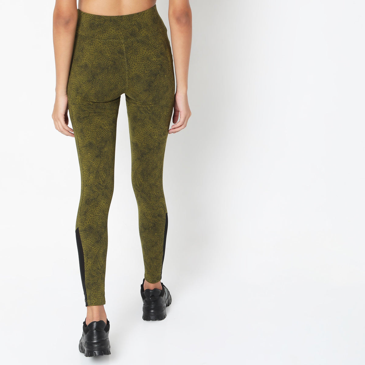 Women Wearing Regular Fit Printed Mid Rise Legging