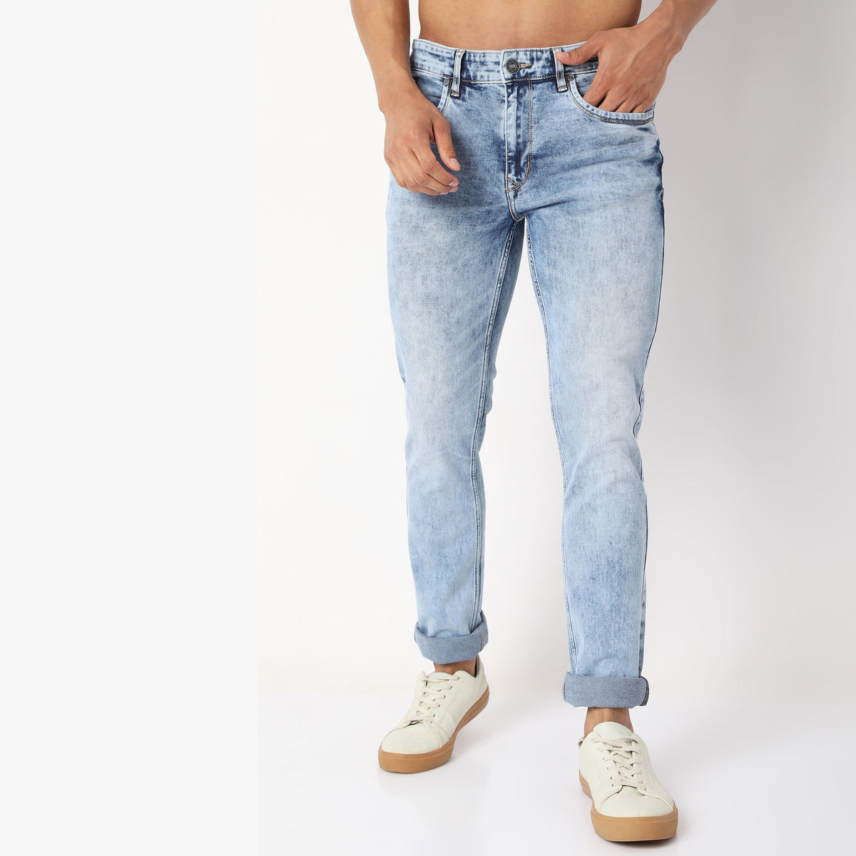 Men Wearing Slim Fit Solid Mid Rise Jean